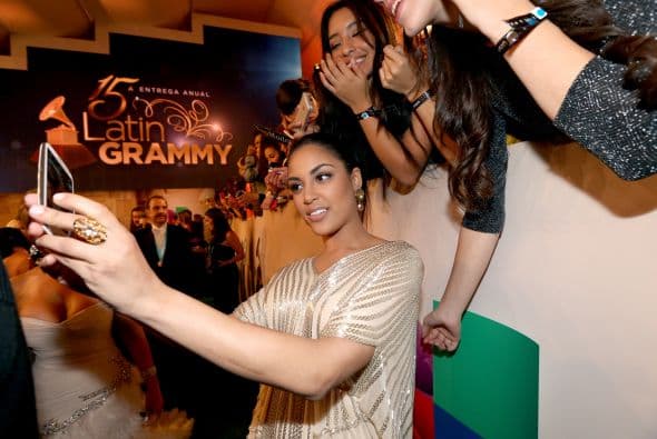 Una vez bajaban del escenario y durante la alfombra verde, se dieron la tarea de abrazarse, tomarse una que otra selfie y echarse uno que otro cuentito. ¡Y lo captamos todo!