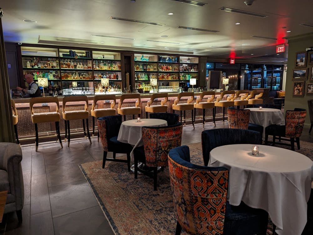 <b>Fia Restaurant</b>
<br>
<b>Dirección</b>: 3600 Piedmont Rd NE. The Burgess Hotel Atlanta, GA
<br>
<b>Teléfono</b>: (404) 949-1450
<br>
<b>Sitio web</b>: 
<a href="https://www.fiaatlanta.com/">https://www.fiaatlanta.com/</a> 
<br>
<b><a href="https://www.yelp.com/map/fia-restaurant-atlanta">Cómo llegar</a></b>
<br>
<br>En este restaurante sirven “comida mediterránea-estadounidense en el comedor y en el patio al aire libre”. También sirven cócteles artesanales.