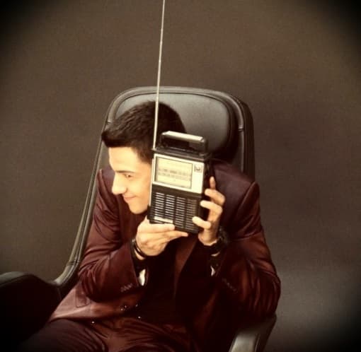 ¿Qué será que se emociona escuchando sus éxitos en la radio?