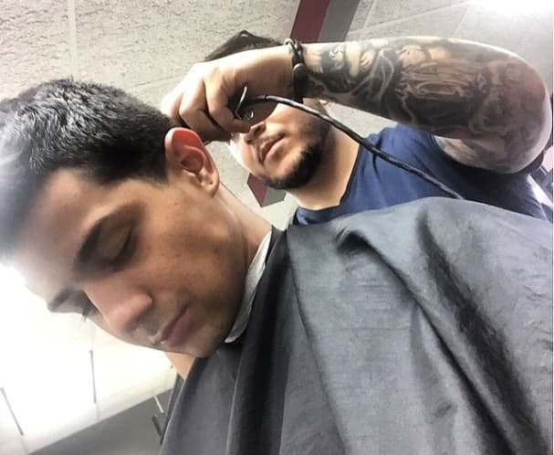 Tampoco se olvidó de tomar selfie mientras le realizaban su nuevo corte de cabello.