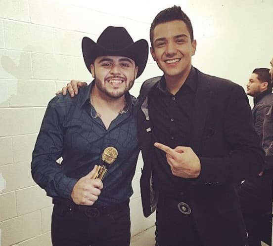 Si de selfies inolvidables hablamos tenemos esta otra, en donde posó con su gran amigo Gerardo Ortiz.