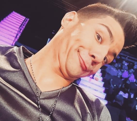 A Luis Coronel le fascina hacer caras y gestos...
