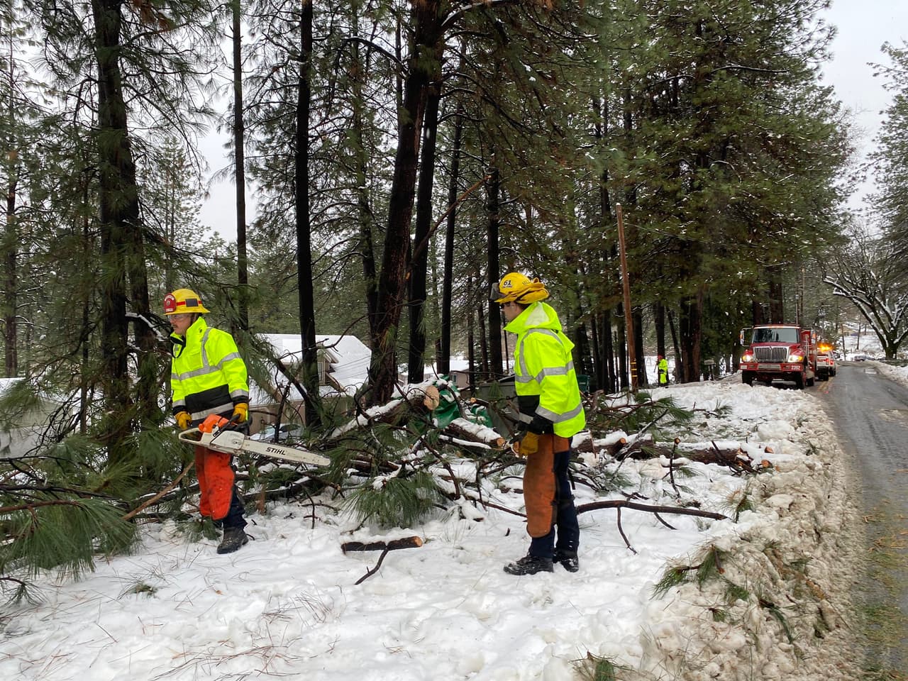 Según el NWS, aproximadamente 18 pulgadas de nieve habían caído en las montañas del este de San Gabriel a media mañana del jueves, y de 3 a 6 pulgadas caían en Frazier Park.