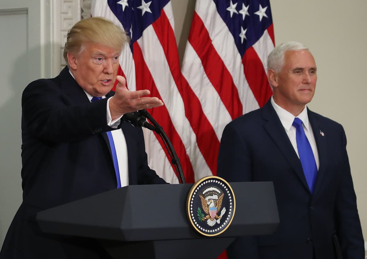 El presidente Donald Trump junto al vicepresidente Mike Pence durante la reunión del panel de voto ilegal