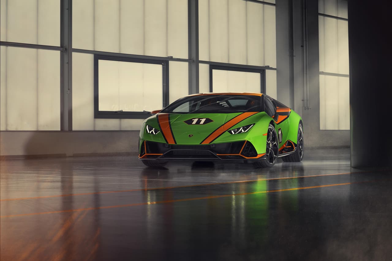 <b>Lamborghini Huracán EVO GT Celebration</b>
<br>
<br>
<a href="https://www.univision.com/carros/marcas-de-carro/lamborghini" target="_blank">Lamborghini</a> también contó con la participación del Huracán EVO GT que da tributo al Huracán GT3 EVO que triunfó en las 24 horas de Daytona y las 12 horas de Sebring durante dos temporadas consecutivas. El superdeportivo luce una decoración verde y naranja, similar al del equipo GRT Grasser Racing Team, monta llantas de 20 pulgadas que se pueden combinar con pinzas de freno de colores y ofrece la posibilidad de añadir decoraciones exclusivas en el interior, tales como el logo de Lamborghini Squadra Corse y las banderas de Italia y Estados Unidos.