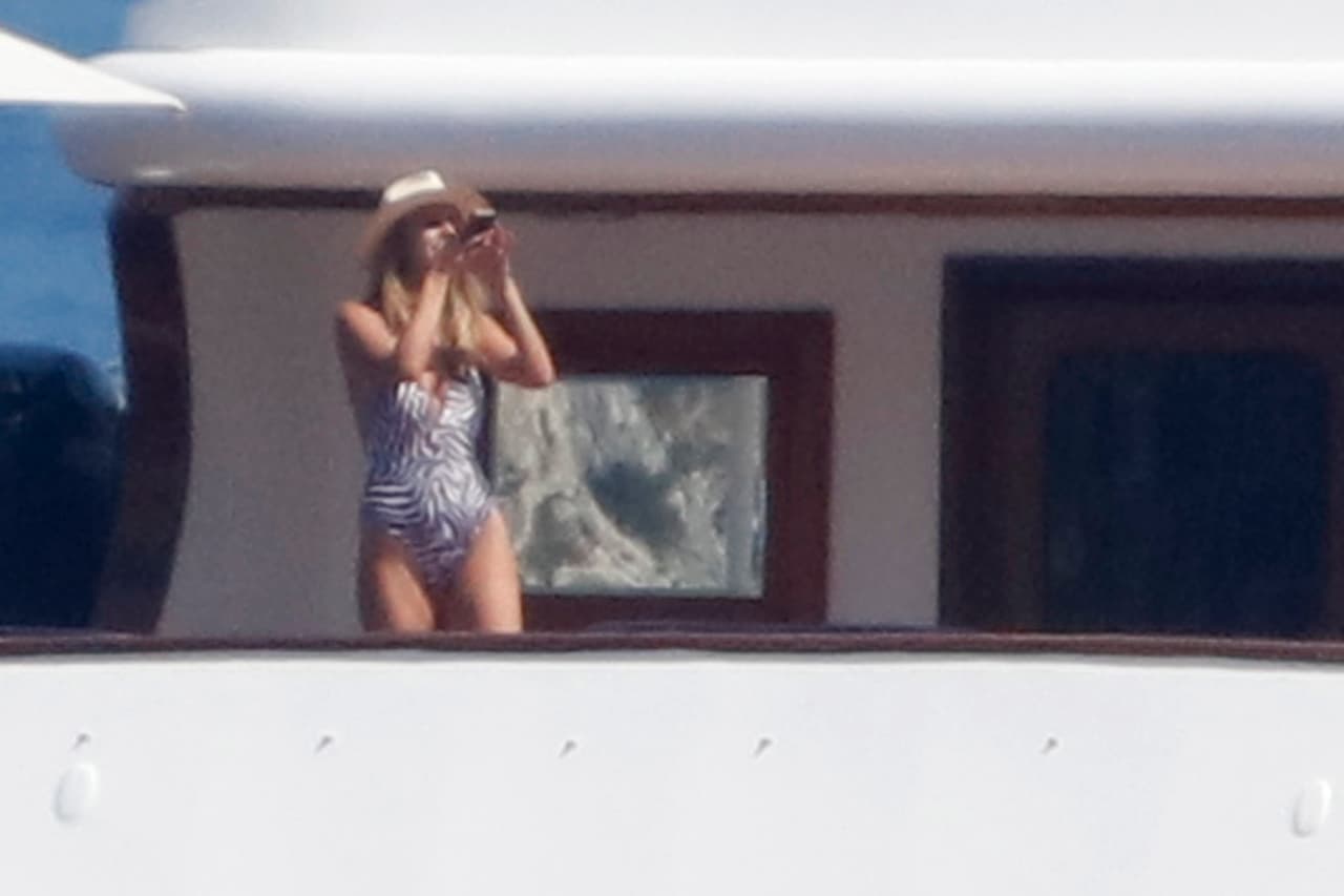Leonardo DiCaprio y Kelly Rohrbach continúan sus vacaciones con un crucero en el Mediterráneo.