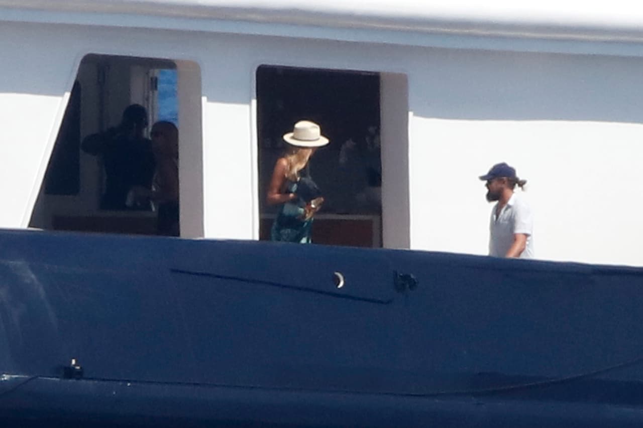 Leonardo DiCaprio y Kelly Rohrbach continúan sus vacaciones con un crucero en el Mediterráneo.