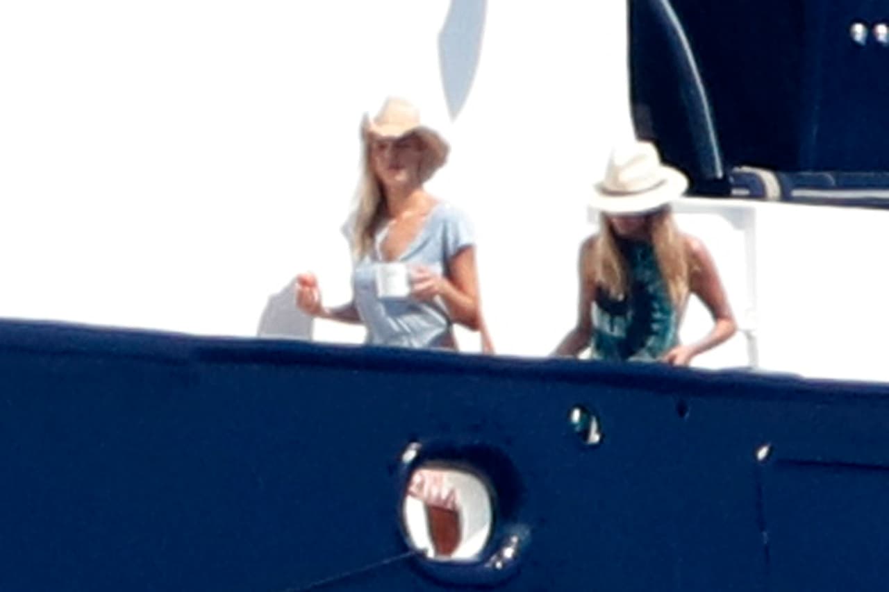 Leonardo DiCaprio y Kelly Rohrbach continúan sus vacaciones con un crucero en el Mediterráneo.