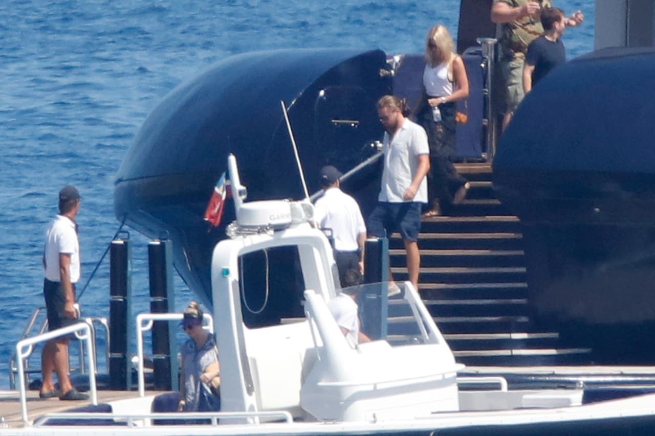 Leonardo DiCaprio y Kelly Rohrbach continúan sus vacaciones con un crucero en el Mediterráneo.