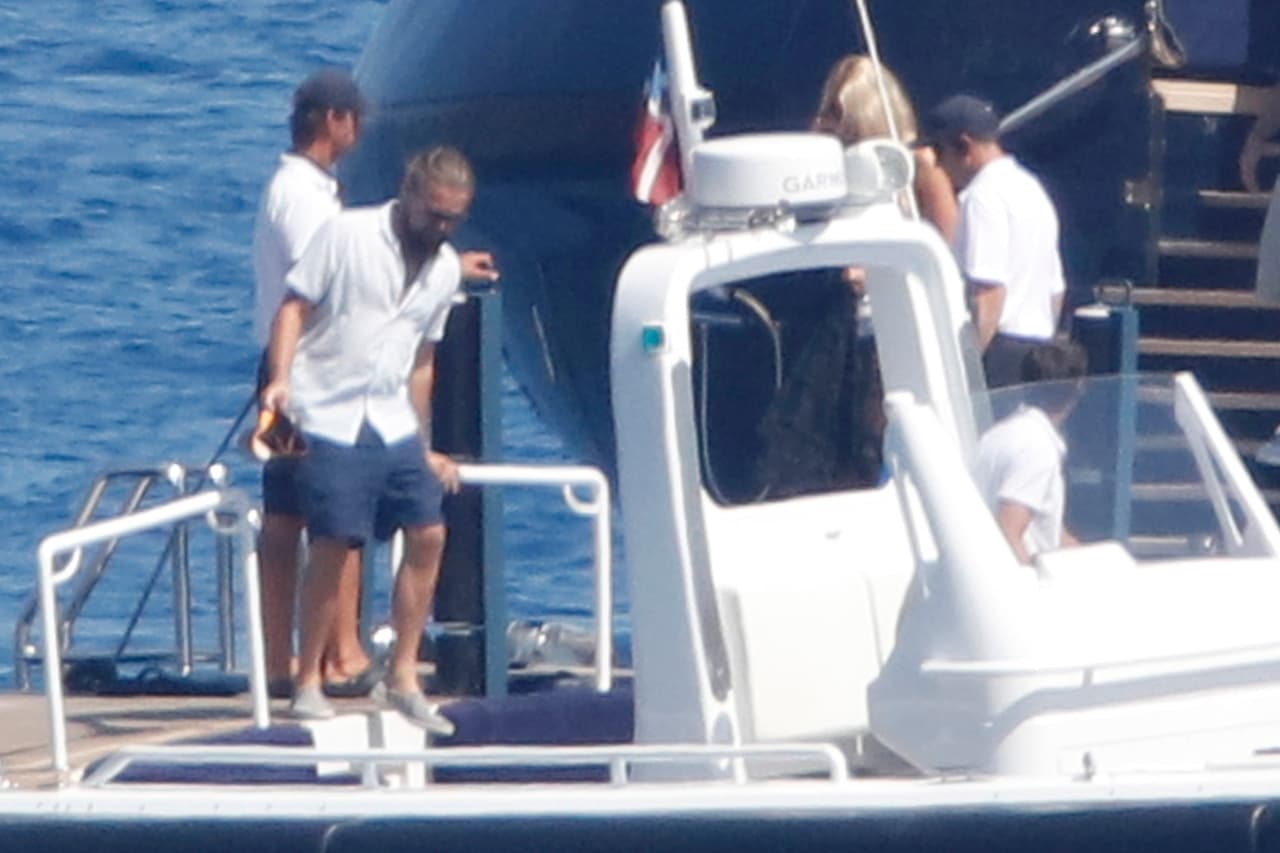 Leonardo DiCaprio y Kelly Rohrbach continúan sus vacaciones con un crucero en el Mediterráneo.