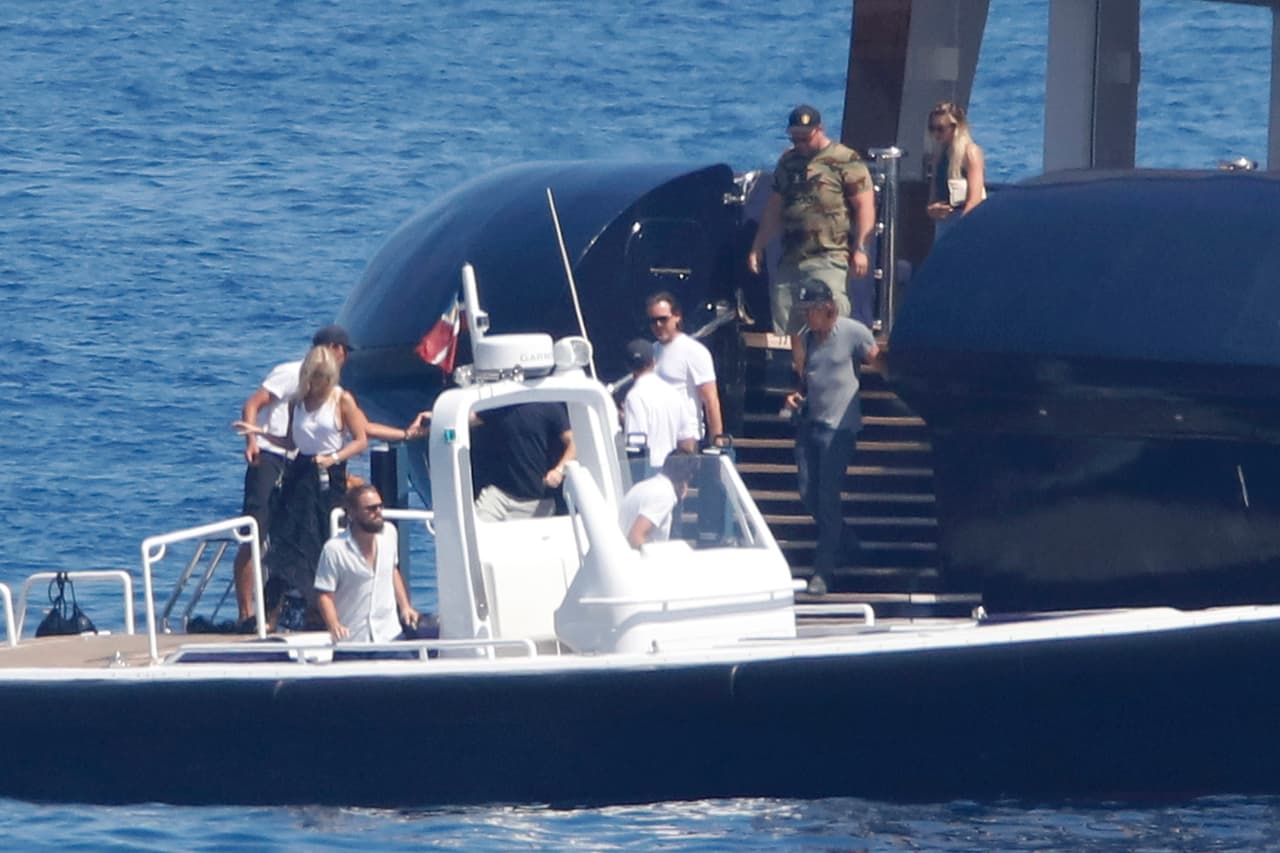 Leonardo DiCaprio y Kelly Rohrbach continúan sus vacaciones con un crucero en el Mediterráneo.