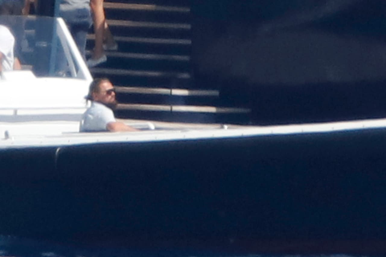 Leonardo DiCaprio y Kelly Rohrbach continúan sus vacaciones con un crucero en el Mediterráneo.