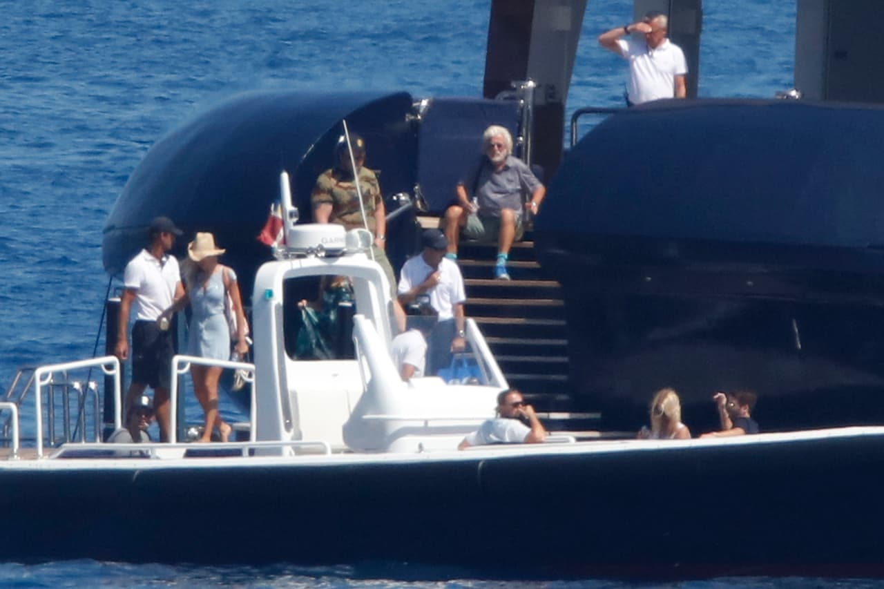 Leonardo DiCaprio y Kelly Rohrbach continúan sus vacaciones con un crucero en el Mediterráneo.