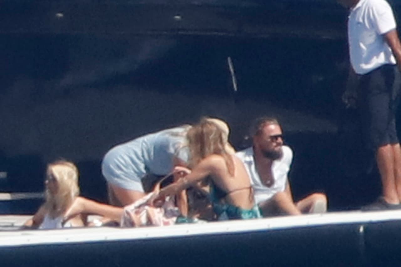Leonardo DiCaprio y Kelly Rohrbach continúan sus vacaciones con un crucero en el Mediterráneo.