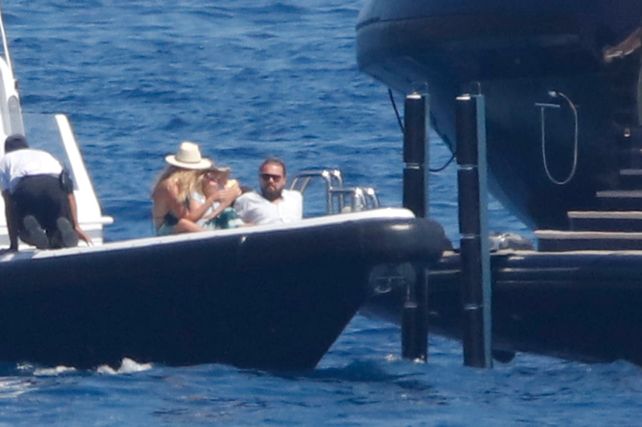 Leonardo DiCaprio y Kelly Rohrbach continúan sus vacaciones con un crucero en el Mediterráneo.