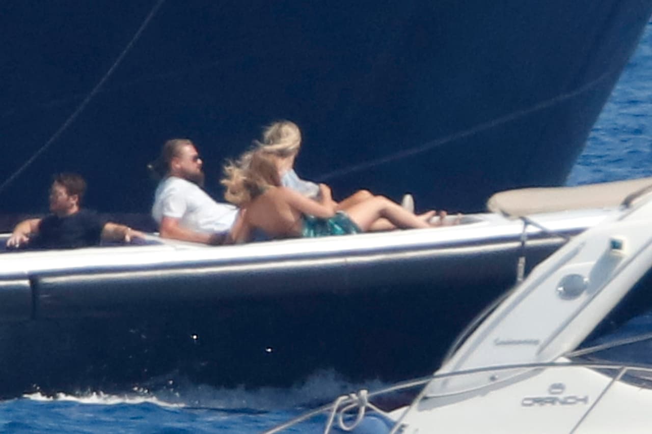 Leonardo DiCaprio y Kelly Rohrbach continúan sus vacaciones con un crucero en el Mediterráneo.