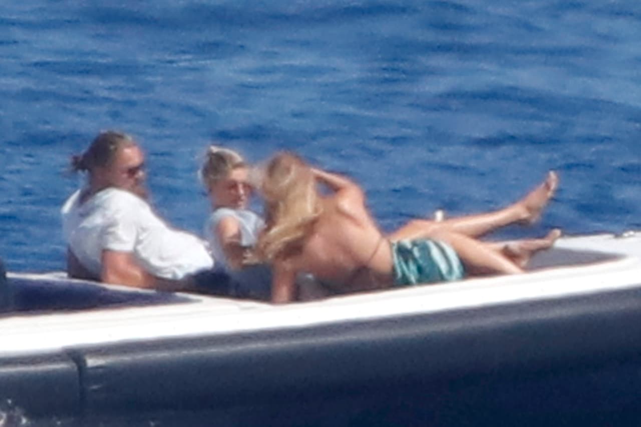 Leonardo DiCaprio y Kelly Rohrbach continúan sus vacaciones con un crucero en el Mediterráneo.