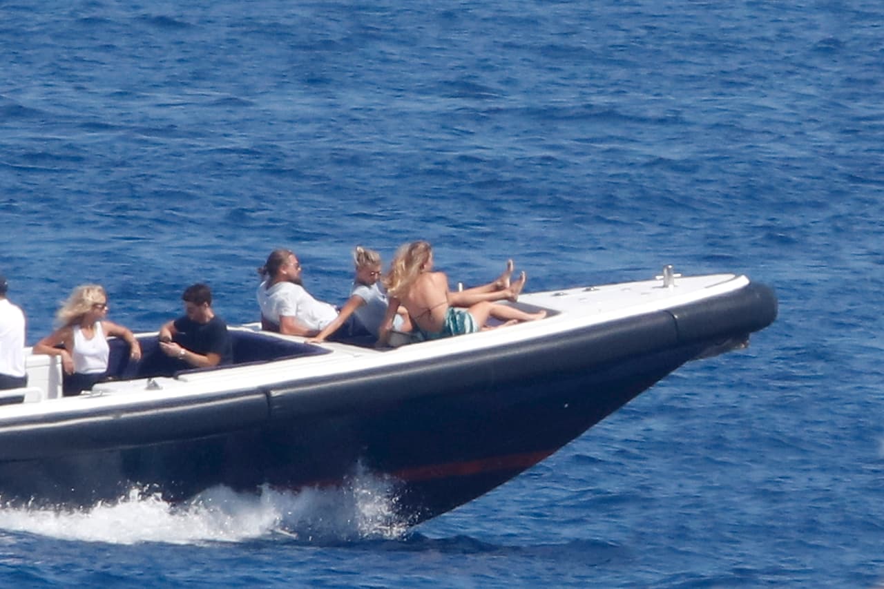 Leonardo DiCaprio y Kelly Rohrbach continúan sus vacaciones con un crucero en el Mediterráneo.