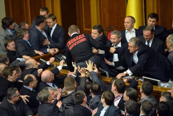 El presidente de Ucrania propuso el pasado domingo la candidatura del primer ministro ucraniano en funciones, Nikolái Azárov, para que vuelva a dirigir el Ejecutivo del país.