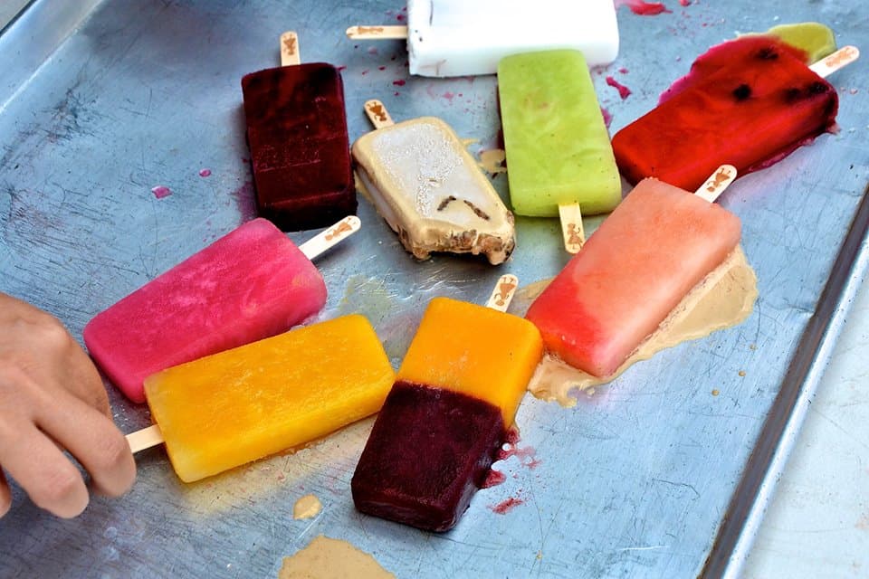 Paletas heladas de sabores mexicanos se venden en el mercado Smorgasburg en Nueva York.