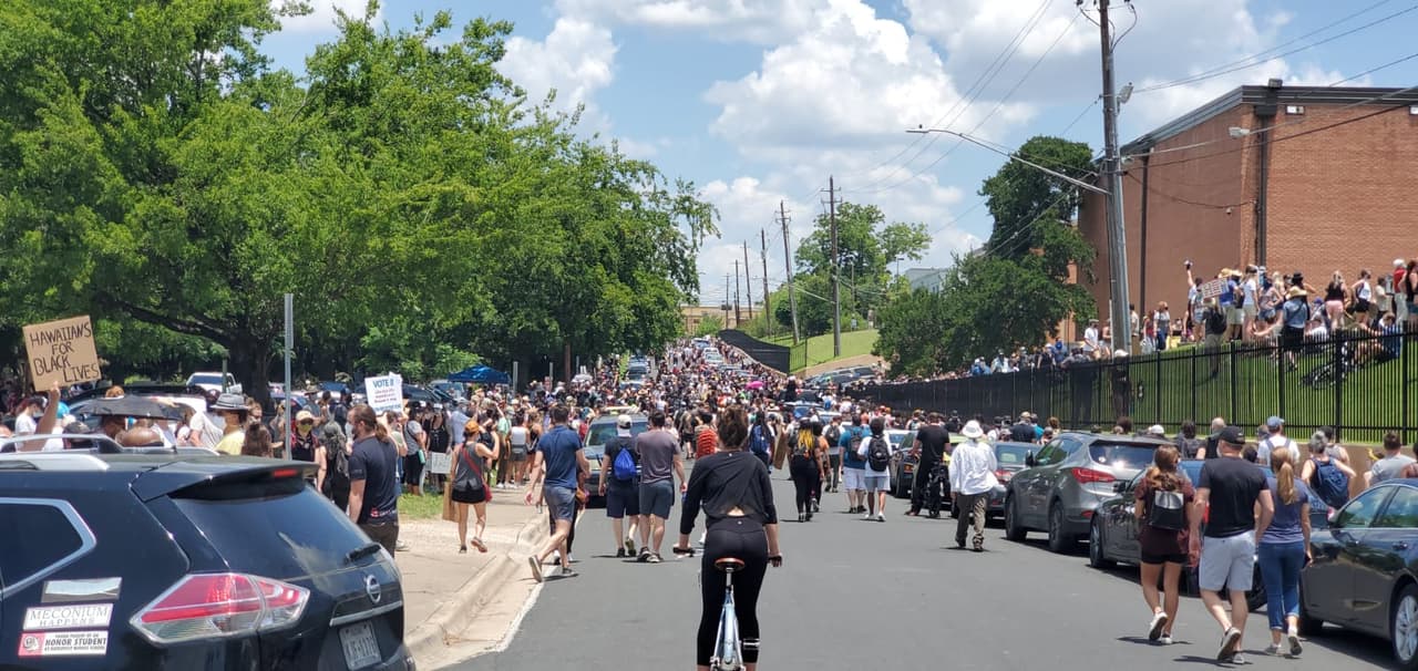 Las manifestaciones han sido mayormente pacíficas. El sábado por la noche, un grupo de unos 100 manifestantes subió a la carretera Interestatal 35, obligando a cerrar el tráfico. Los manifestantes se bajaron del lugar varios minutos después.