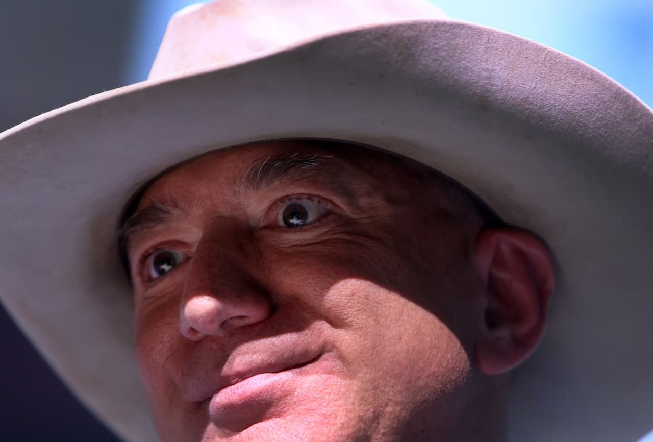 <b>Jeff Bezos (fundador de Amazon)</b>
<br>
<br>Patrimonio neto: 207,700 millones de dólares.
<br>
<br>Primer empleo: cocinero de McDonald’s.
<br>
<br>Cuando tenía 16 años de edad, el ahora hombre más rico del mundo consiguió un trabajo de verano friendo hamburguesas en un McDonald's de Miami. “Aprendí que es muy difícil, yo era cocinero, no me dejaban acercarme a los clientes. Esta fue mi etapa de adolescente con acné”,
<a href="https://www.fastcompany.com/42412/face-time-jeff-bezos"><u>dijo Bezos en una entrevista a Fast Company</u></a>. “Uno de los grandes regalos que recibí de ese trabajo es que puedo romper huevos con una mano”.