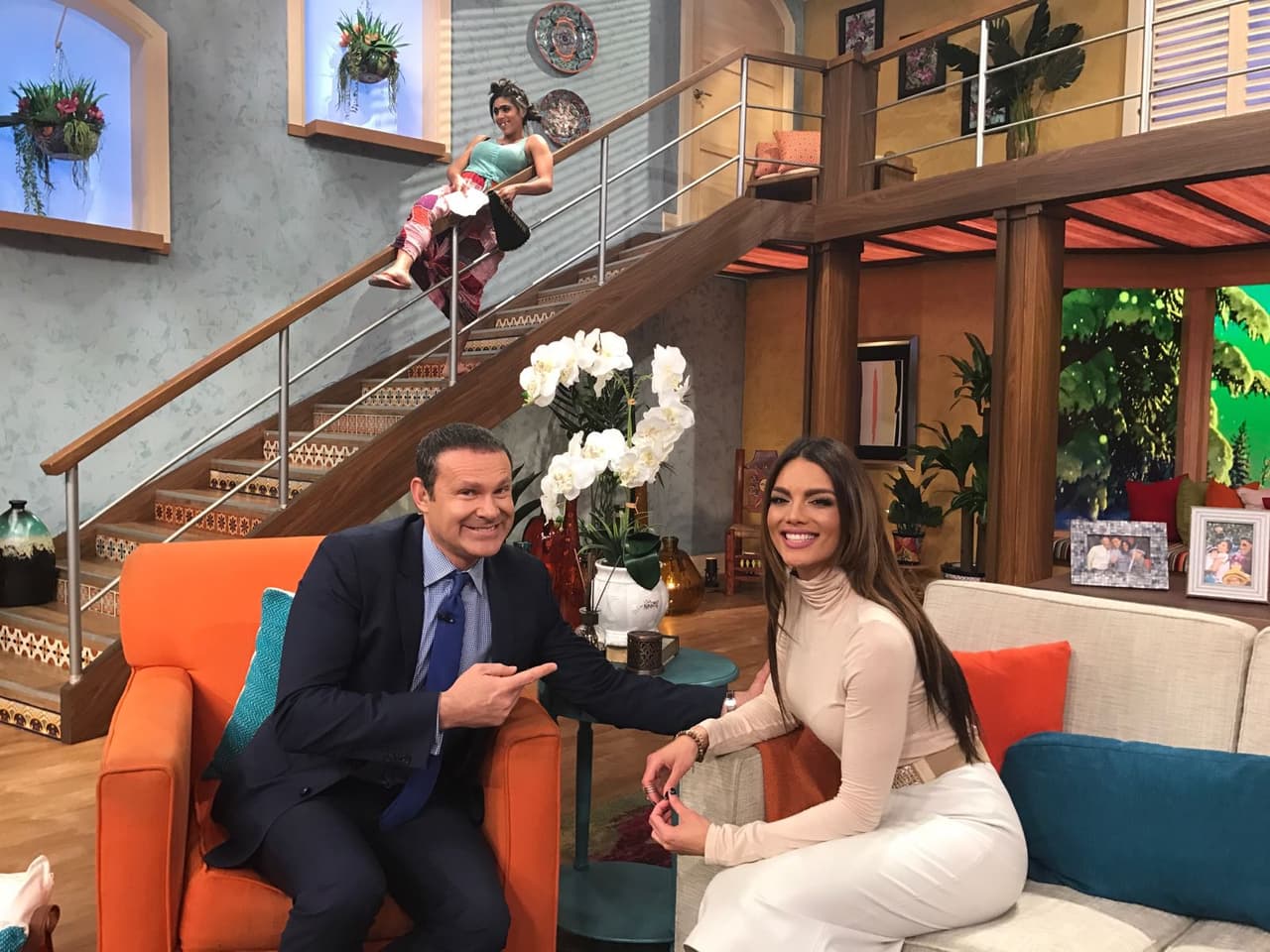 Mientras Zuleyka y Alan conversaban Mela la Melaza se alistaba para hacer de las suyas.