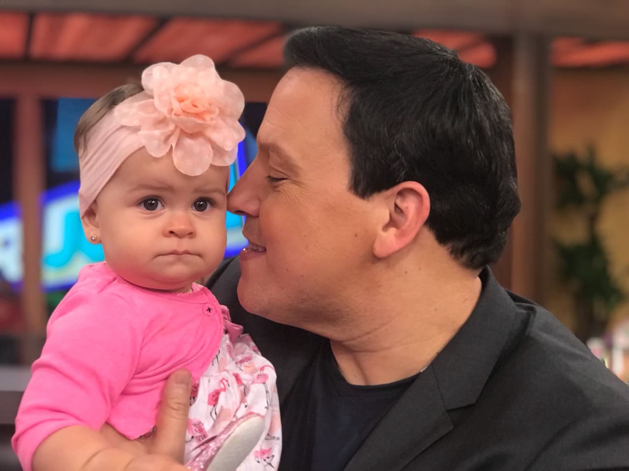 Como podemos ver a Raúl González le encantan los bebés y no podía quedarse sin cargarla.