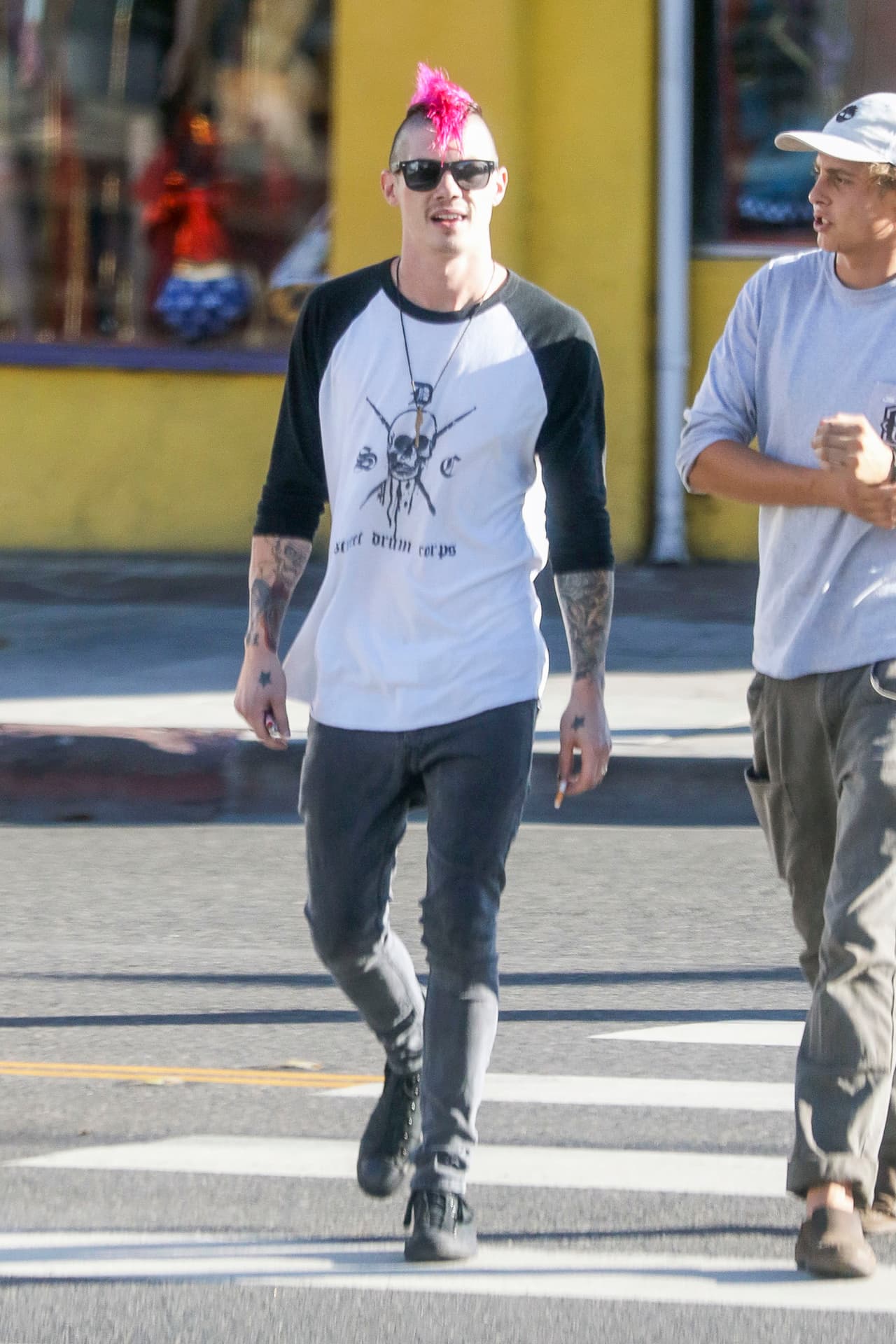 A su novio también le encantan los tatuajes.