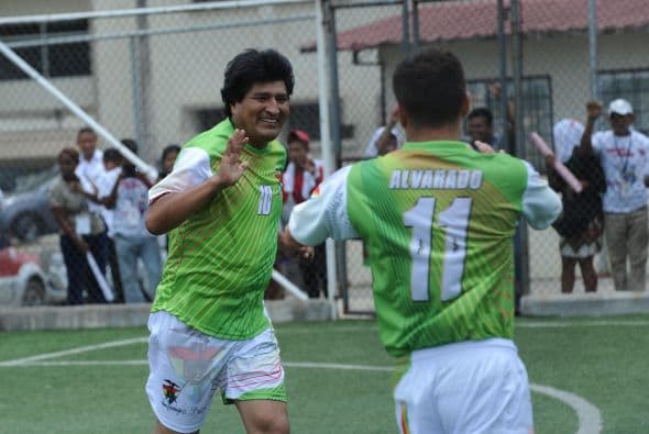 También jugó un partido de fútbol en la Universidad de Panamá. Aquí lo vemos celebrando un gol.