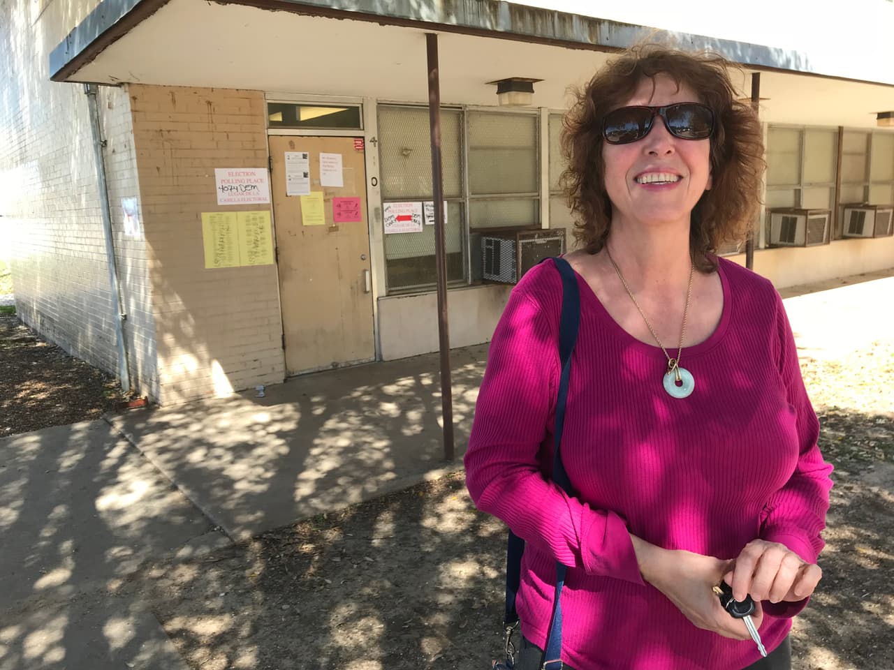 "Es mi obligación cívica", aseveró Norma Hoffman, de 63 años. ¿Su principal motivación para salir en estas primarias? "El presidente". La demócrata se opone a sus políticas migratorias, educativas y ambientales. Quiere que se ofrezca un camino a la ciudadanía a los indocumentados, especialmente a los jóvenes amparados de una deportación bajo DACA.