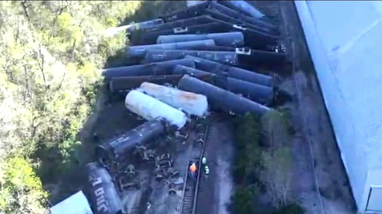 La mayoría de los cruces reabren tras descarrilamiento de tren de 23 vagones en Richmond