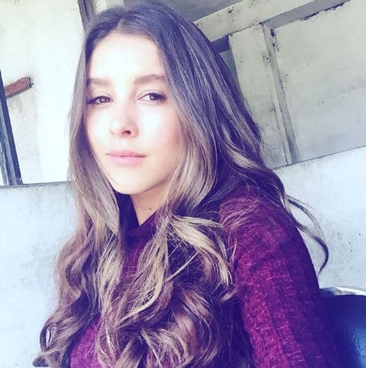 Tiene colección de cintas y moños para la cabeza.