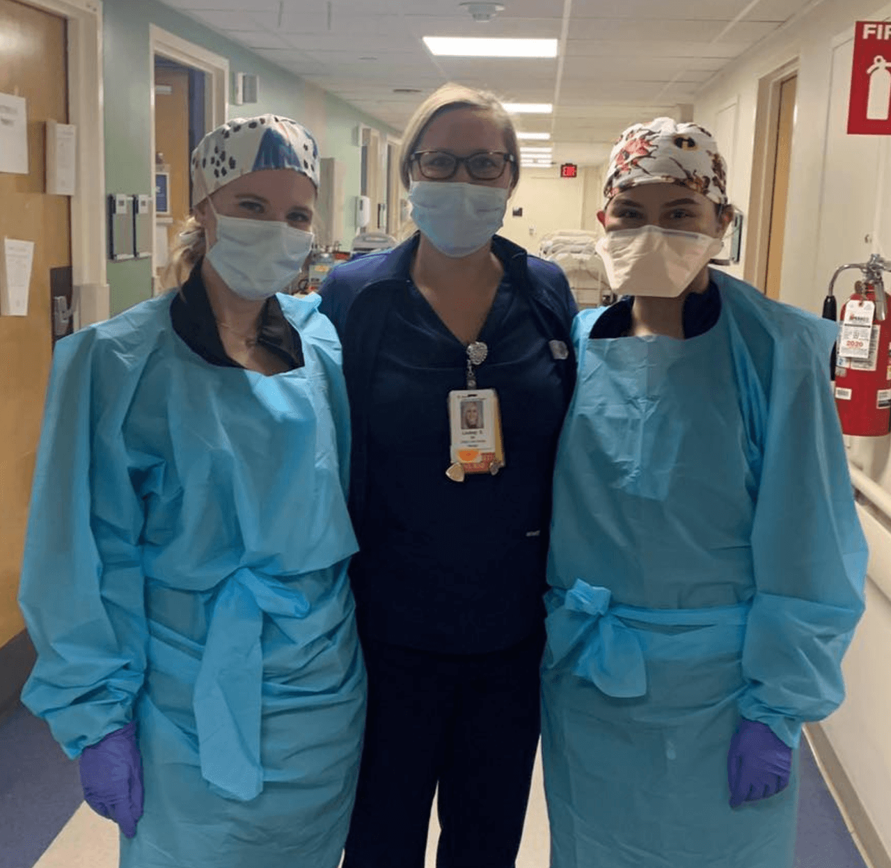 Fatima Brito, Ewalina Poplawski y Lindsey Skop son un gran equipo de enfermeras en Advocate Lutheran General en ParkRidge. Ellas atienden una unidad con pacientes de COVID-19. Y lo que más felicidad les da es cuando un paciente se recupera gracias a sus cuidados. Mil gracias a las tres.