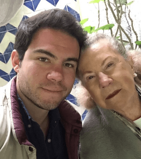 Según declaró Marbán en una entrevista con ‘Las estrellas’ en 2019, el actor de ‘La madrastra’ y su esposa, Biby Gaytán, han sido un apoyo incondicional desde que murieron sus padres, Arturo y Carmen, la media hermana de Capetillo.
<br>
<br>Si quieres ver la 
<a href="https://vix.com/es/detail/series-619?utm_medium=internal_referral&utm_source=univision&utm_campaign=evergreen&utm_content=ed_entertainment&utm_term=slideshow" target="_blank">telenovela 'La madrastra' gratis, solo ingresa a ViX</a>.