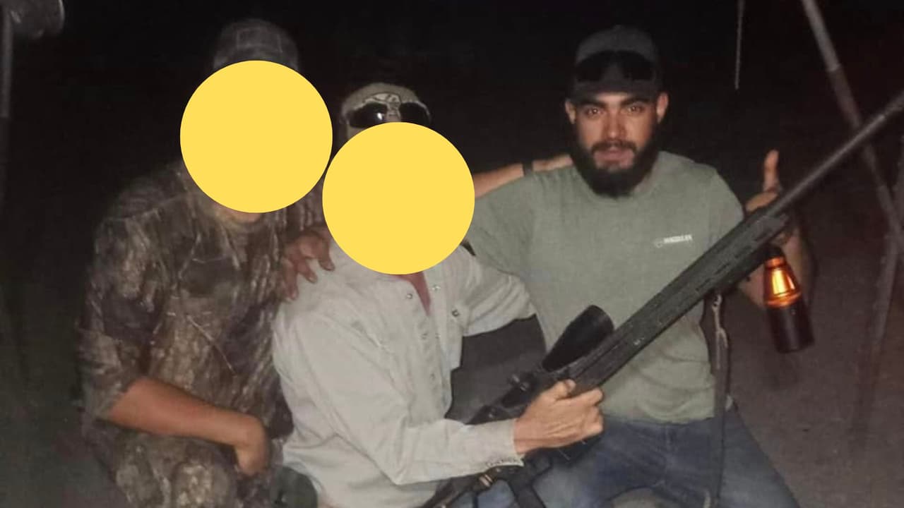 Byron Carrillo posa junto a otros dos hombres, portando un arma de fuego y posando junto a un animal abatido en otra jornada de caza, según se muestra en su cuenta de Facebook.