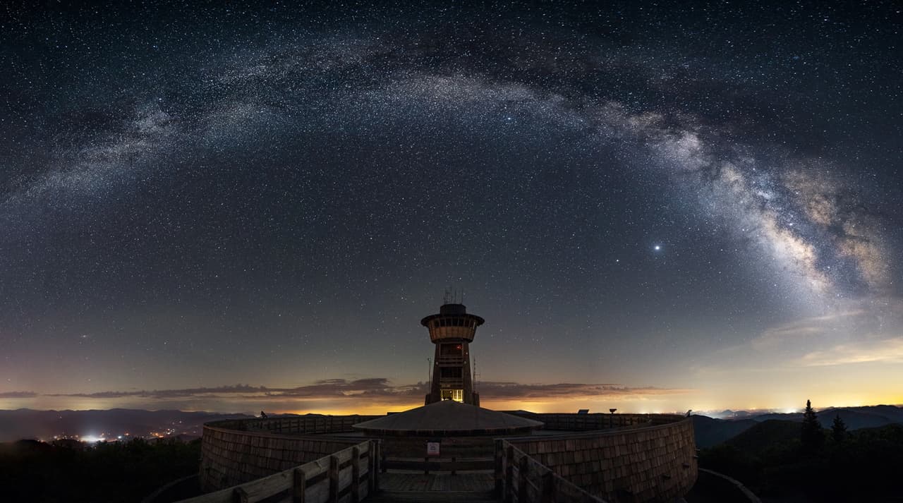 La plataforma también sirve para observar la belleza del cielo nocturno durante eventos especiales a lo largo del año.
