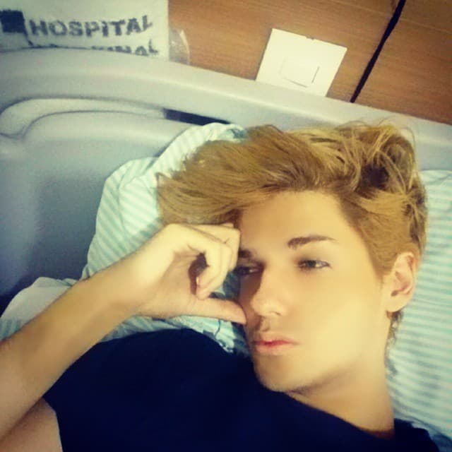 Cuando anunció que estaba enfermo, compartió esta imagen en el hospital.