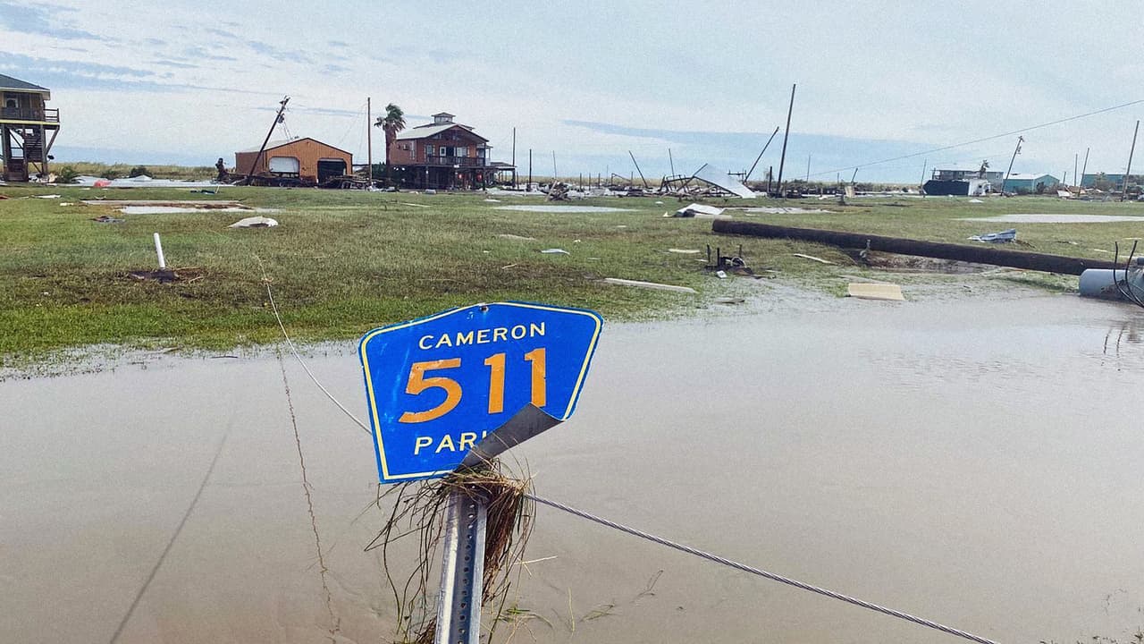 El gobernador de Louisiana, John Bel Edwards, dijo que la primera víctima fatal de Laura en el estado fue una niña de 14 años que murió cuando un árbol cayó sobre su casa. Esto sucedió en la parroquia Vernon, a unas 240 millas al norte de Cameron, en la trayectoria del ojo del huracán Laura.