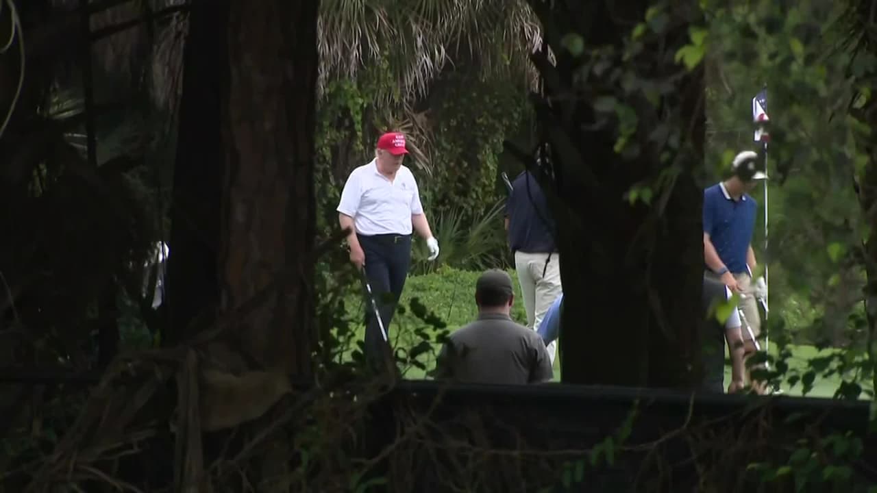 Mientras se discuten apoyos contra la pandemia en el Congreso, Trump juega al golf en Florida
