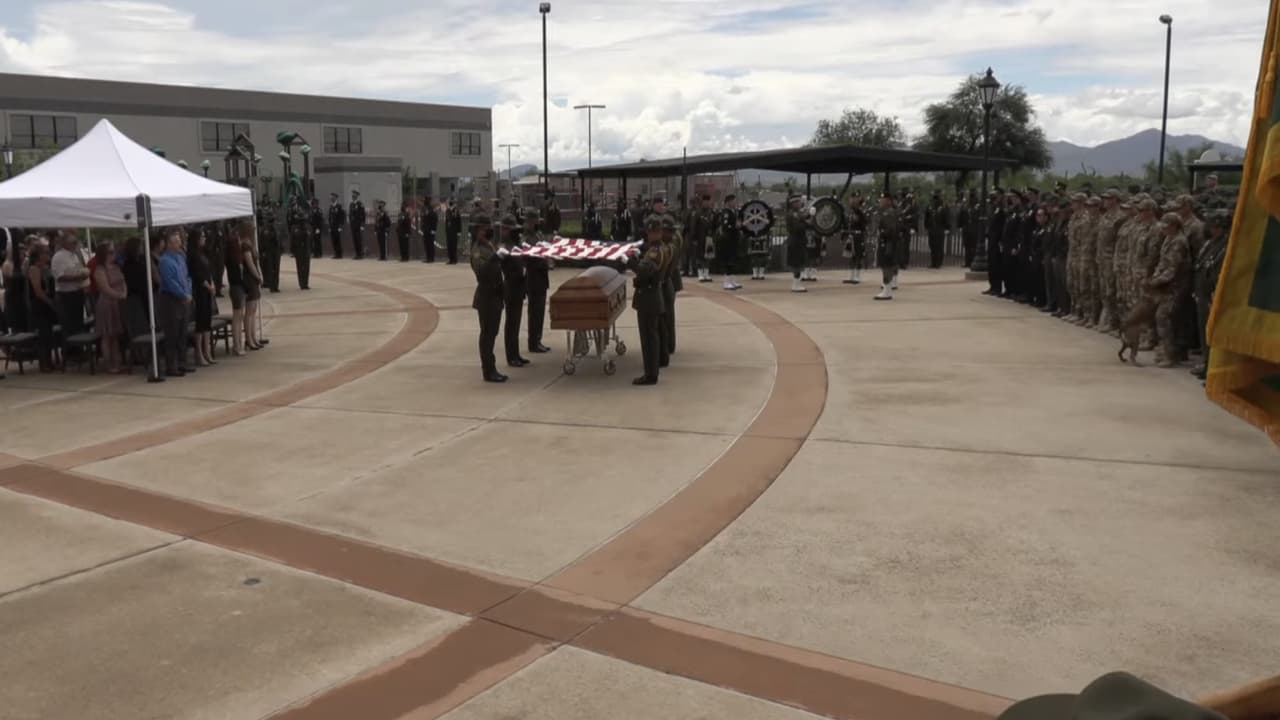 Agentes de la Patrulla Fronteriza y el equipo especial BORSTAR rindieron honores al agente fallecido. Dos helicópteros de CBP sobrevolaron la iglesia donde se realizaba el servicio, una manera de agradecer sus años en la agencia. El funeral fue transmitido en línea por Youtube.