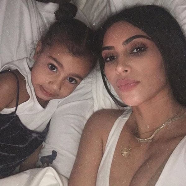 North West, la primogénita de Kim Kardashian ha comenzado su carrera como modelo, desde pequeña demostró su gusto por la lente, pues ha crecido rodeada de cámaras gracias a la fama de su madre y su padre, el rapero Kanye West.