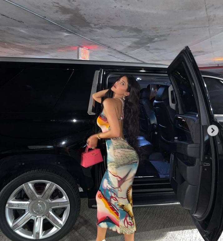 En las últimas horas, Kylie Jenner ha publicado fotos en Instagram de su estadía en Miami. Por ejemplo, compartió esta del momento en que al parecer
<b><a href="https://www.instagram.com/p/COZX-AlnFyD/" target="_blank">se dirige al lugar de la fiesta</a></b> de cumpleaños de Travis Scott.
<br>