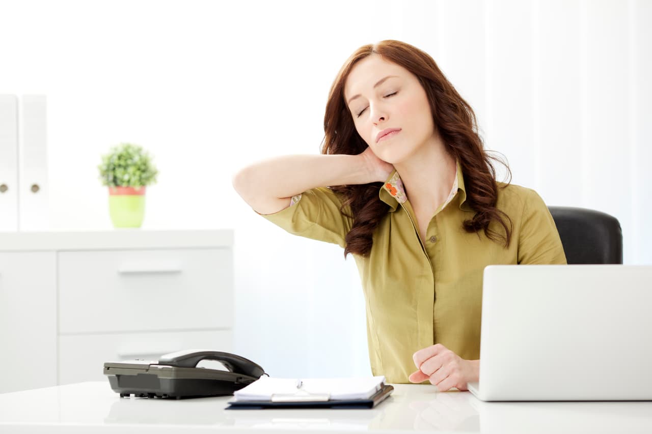 <b>Ejercicios para el cuello. </b>Entrenar los músculos del cuello puede ayudar a incrementar el efecto de las cremas, así como evitar que pierda firmeza y aumentar su elasticidad.