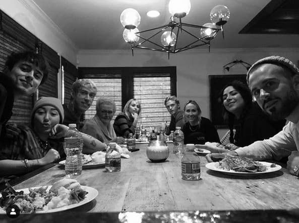 La pareja ha estado saliendo desde octubre pasado y siguen muy cercanos. De acuerdo a
<b><a href="https://www.instagram.com/p/B5d_gzBFGRv/?utm_source=ig_embed" target="_blank">una foto</a></b> que publicó la hermana de Cyrus, Noah, se constató que Simpson pasó el
<b><a href="https://www.univision.com/famosos/las-emotivas-fotos-de-kim-kardashian-jlo-eugenio-derbez-y-otros-famosos-en-accion-de-gracias-fotos" target="_blank">Día de Acción de Gracias</a></b> con la familia de la cantante, mientras ella se recuperaba de una
<b><a href="https://www.univision.com/famosos/miley-cyrus-se-recupera-de-una-cirugia-con-cody-simpson-a-su-lado-fotos" target="_blank">cirugía en la garganta</a></b> que la ha mantenido alejada de los escenarios.
<br>