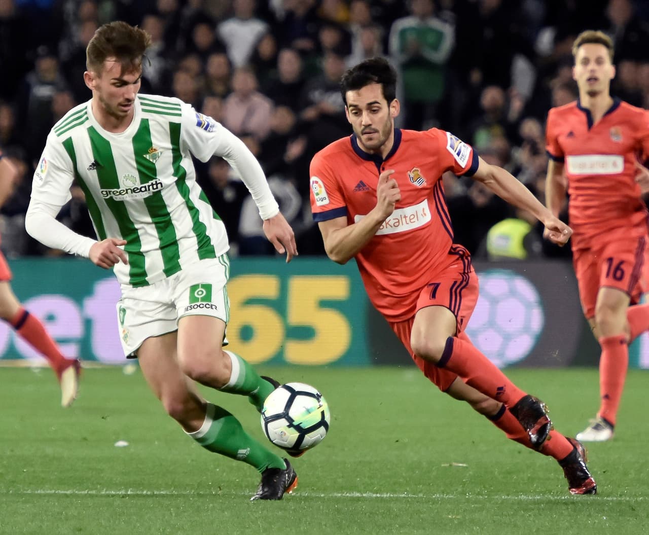 Real replicó poco después con un cabezazo de Héctor Moreno que se fue fuera y ya al borde del descanso el francés Daviz Zurutuza asustó otra vez a la afición local.