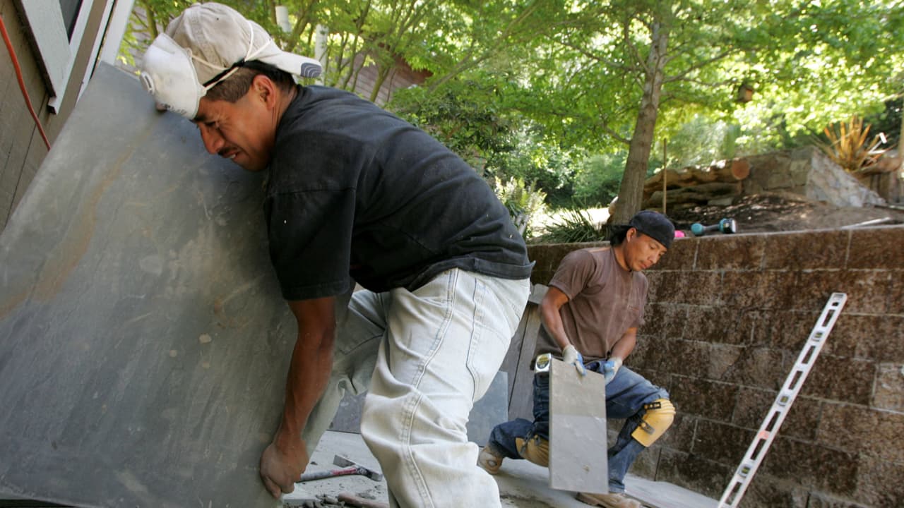 Un hombre asegura que no ha recibido el dinero por el trabajo que realizó y que la persona que lo contrató le quedó debiendo aproximadamente $2,000, pero no lo denuncia debido a que no cuenta con un permiso de trabajo. Al respecto, expertos señalan que sin importar el estatus migratorio debes contactarte con la Oficina del Departamento de Trabajo para reportar dichas situaciones.