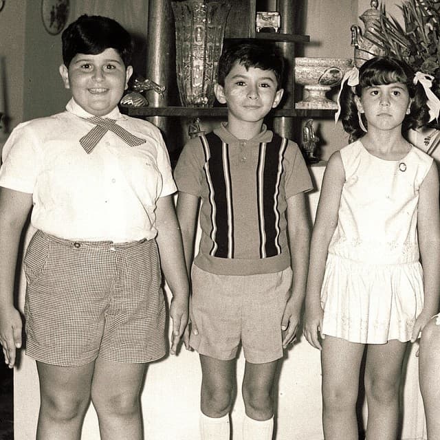 "En Cuba, con mis amiguitos de la infancia": Raúl de Molina 
<a href="https://www.univision.com/shows/el-gordo-y-la-flaca/carrusel-de-emociones-en-fotos-asi-ha-sido-la-vida-de-raul-de-molina-en-sus-60-anos-fotos">vivió hasta los 10 años en ese país</a>, luego vivió en Madrid y, finalmente, llegó a Miami.