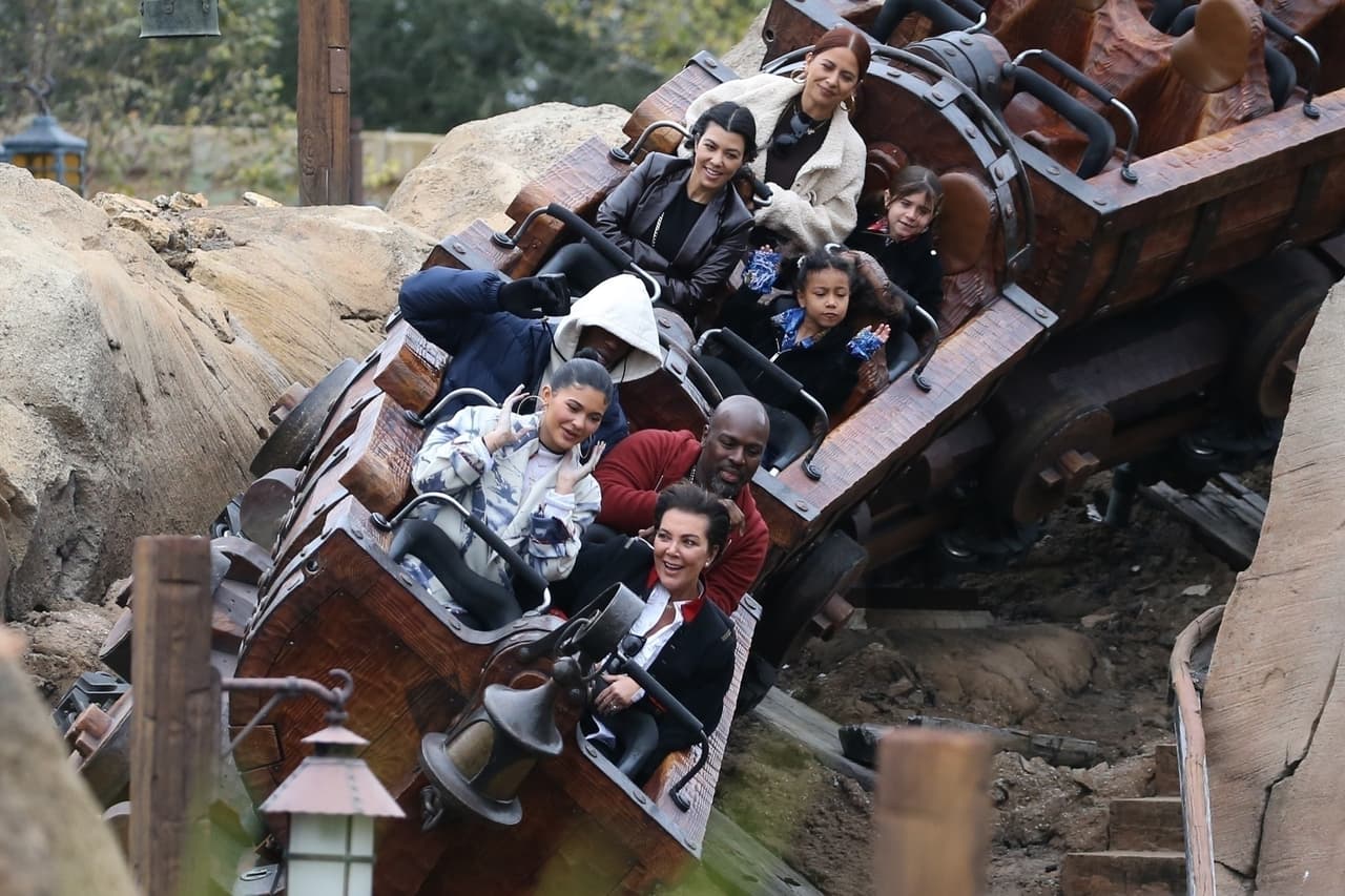 Aunque decidió poner en pausa su relación con el cantante, Jenner admitió el pasado martes 21 que le gustaría tener más hijos, aunque no especificó que fueran con él: "
<b><a href="https://www.univision.com/famosos/kylie-jenner-vive-la-peor-pesadilla-de-una-madre-tuvo-que-llevar-a-stormi-de-emergencia-al-hospital-fotos" target="_blank">Me veo teniendo cuatro hijos</a></b>. No tengo una fecha específica para esto", dijo en un video publicado en su 
<b><a href="https://www.youtube.com/watch?v=tb5JWIGRka4&feature=emb_title" target="_blank">canal de YouTube. </a></b>
<br>