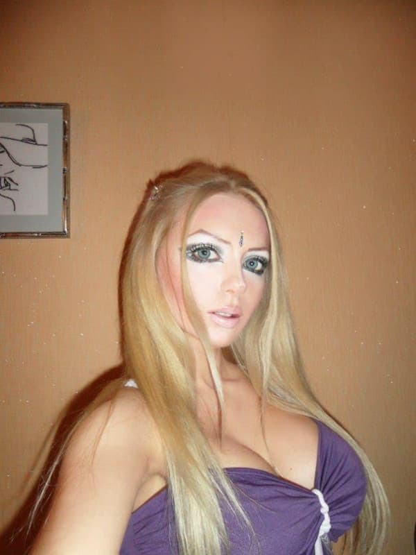 Olga Oleynik no sólo se dedica a parecerse a una Barbie, sino que también ofrece conferencias astrales.